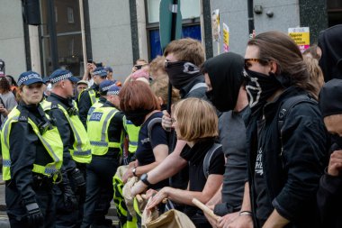Londra'da anti faşist protestolar