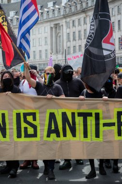 Londra'da anti faşist protestolar