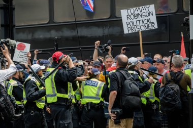 Londra'da anti faşist protestolar