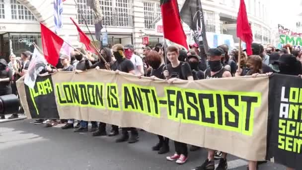 ロンドン 2019年8月3日 反ファシストデモ隊は 元Edl指導者トミー ロビンソンの支持者による集会に反対して行進する — ストック動画