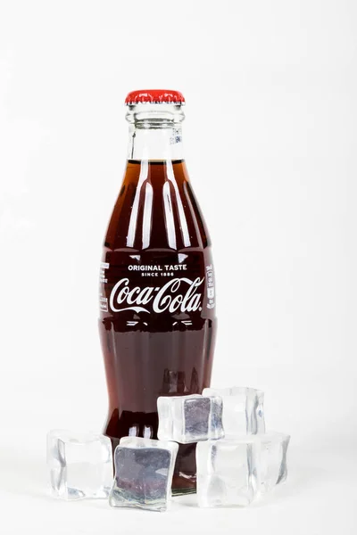 Coca-colaboks av glass – stockfoto