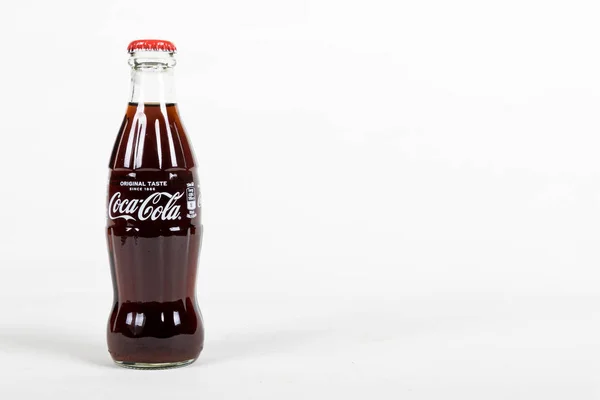 Szklana butelka Coca Cola — Zdjęcie stockowe