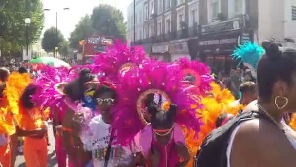 ロンドン 2019年8月25日 西ロンドンのNotting Hillカーニバルでパフォーマーのグループ Notting Hillカーニバルはヨーロッパ最大のストリートパーティーです — ストック動画