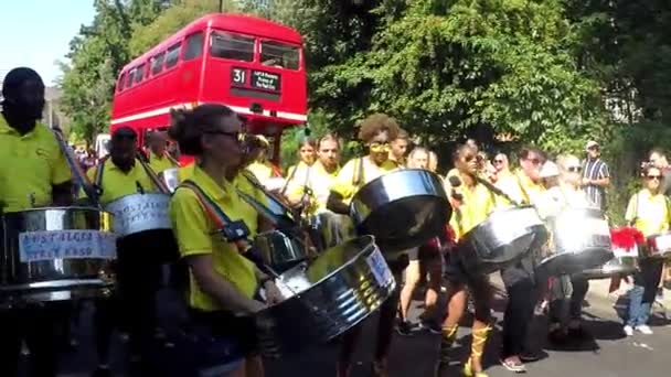 英国伦敦 2019年8月25日 伦敦西部诺丁山狂欢节的钢铁鼓手 诺丁山狂欢节是欧洲最大的街头派对 — 图库视频影像