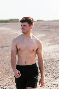 Sahilde gömleksiz