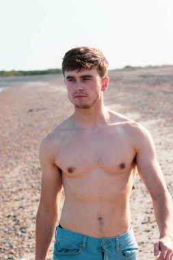 Sahilde gömleksiz