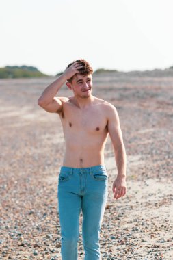 Sahilde gömleksiz