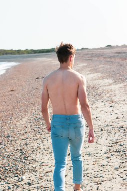 Sahilde gömleksiz