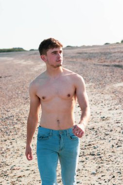 Sahilde gömleksiz