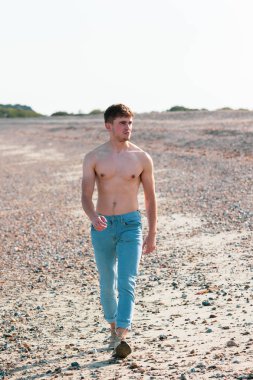 Sahilde gömleksiz