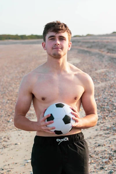 Shirtless på en strand — Stockfoto