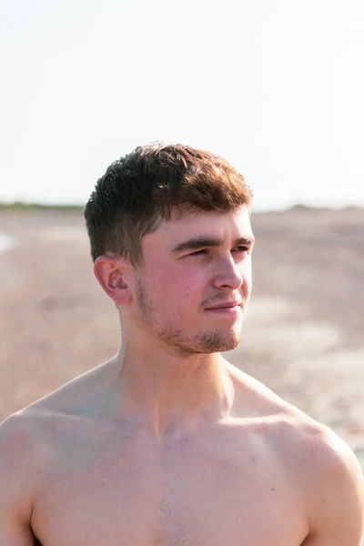 Shirtless på en strand — Stockfoto