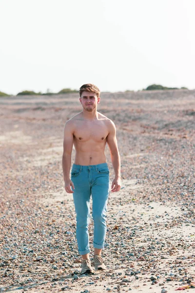 Sem camisa em uma praia — Fotografia de Stock