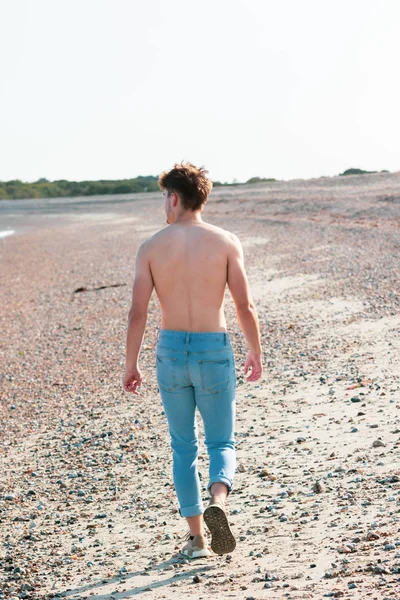 Sin camisa en una playa — Foto de Stock