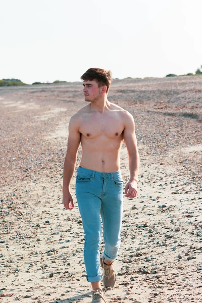 Shirtless op een strand — Stockfoto