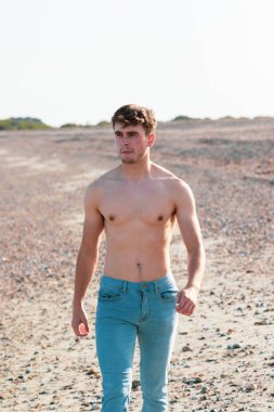 Sahilde gömleksiz