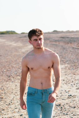 Sahilde gömleksiz