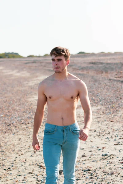 Sin camisa en una playa — Foto de Stock
