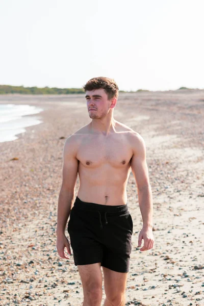 Sem camisa em uma praia — Fotografia de Stock