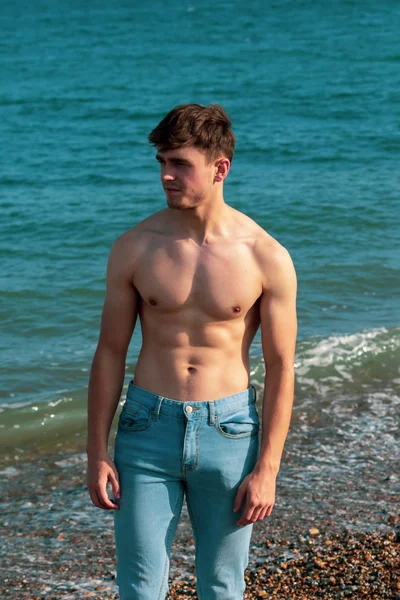 해변에서 셔츠없는 — 스톡 사진