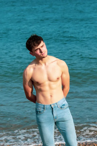 Shirtless på en strand — Stockfoto