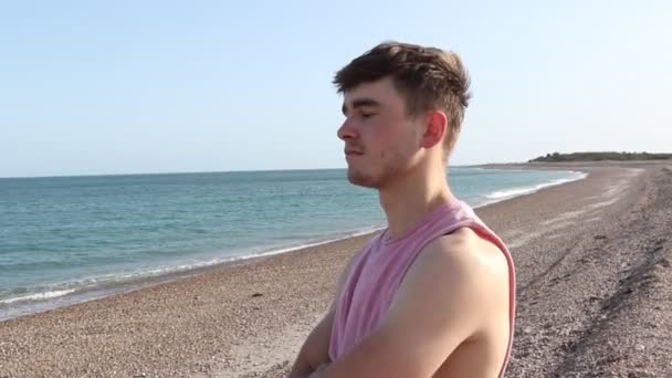 Genç Kafkasyayetişkin Erkek Bir Plajda Deniz Izlerken Ayakta — Stok video