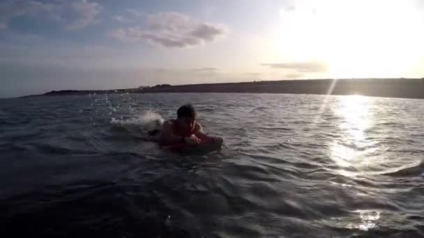 Junge Kaukasische Erwachsene Männchen Mit Einem Body Board Meer — Stockvideo