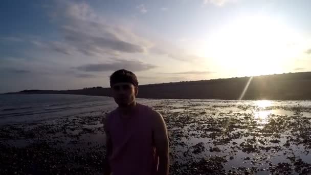 Jovem Caucasain Adulto Masculino Flexionando Seus Músculos Uma Praia — Vídeo de Stock