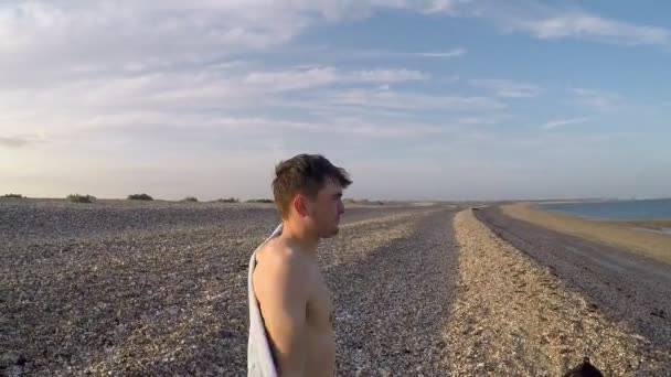 Молодий Кавказький Дорослий Чоловік Використовує Рушник Щоб Висушити Себе Пляжі — стокове відео