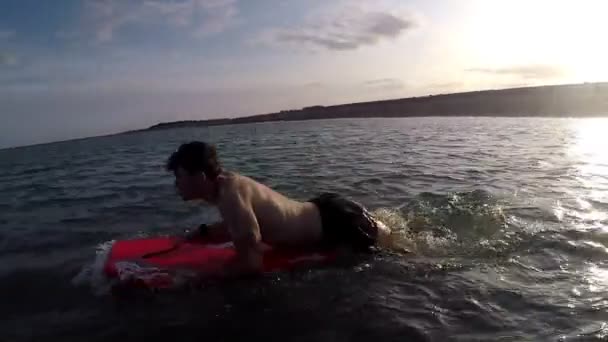 Jonge Caucasain Volwassen Mannetje Met Behulp Van Een Bodyboard Zee — Stockvideo