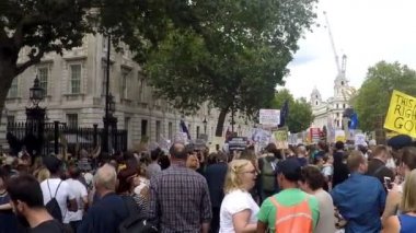 Londra, Birleşik Krallık, 31 Ağustos 2019:- Whitehall, Londra'nın merkezindeki protestocular Başbakan Boris Johnson'ın Parlamento'yu beş hafta süreyle askıya alma planını protesto etti