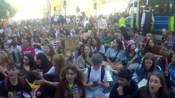 2019년 20일 시위대가 세계적인 항의의 일환으로 중심부 웨스트민스터에 — 비디오