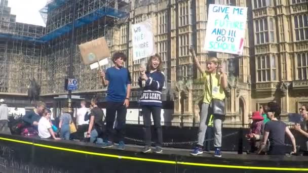 英国伦敦 2019年9月20日 气候变化抗议者聚集在伦敦市中心威斯敏斯特 靠近英国议会 作为全球抗议日的一部分 — 图库视频影像