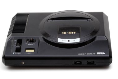 Londra, Birleşik Krallık, 21 Eylül 2020: - 16 bitlik eski bir Sega Mega Drive oyun konsolu beyaz arka planda izole edildi