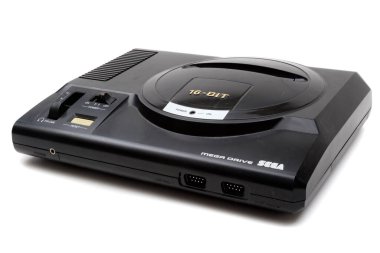 Londra, Birleşik Krallık, 21 Eylül 2020: - 16 bitlik eski bir Sega Mega Drive oyun konsolu beyaz arka planda izole edildi
