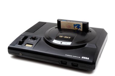 Londra, Birleşik Krallık, 21 Eylül 2020: - 16-bit Sonic ile retro Sega Mega Drive oyun konsolu Kirpi Oyunu beyaz arka planda izole edildi