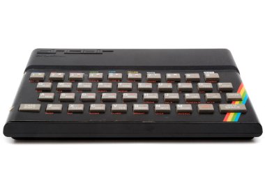 Londra, Birleşik Krallık, 21 Eylül 2020 - Sinclair ZX Spectrum 48k model beyaz arka planda izole edilmiş ev bilgisayarı