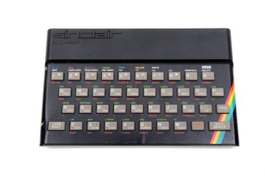 Londra, Birleşik Krallık, 21 Eylül 2020 - Sinclair ZX Spectrum 48k model beyaz arka planda izole edilmiş ev bilgisayarı