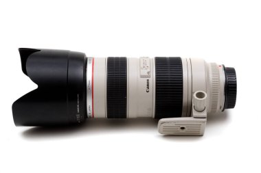 Londra, Birleşik Krallık, 21 Eylül 2020: - 70-200 mm f2.8 USM lensli mercek beyaz arka planda izole edildi