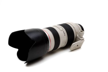 Londra, Birleşik Krallık, 21 Eylül 2020: - 70-200 mm f2.8 USM lensli mercek beyaz arka planda izole edildi