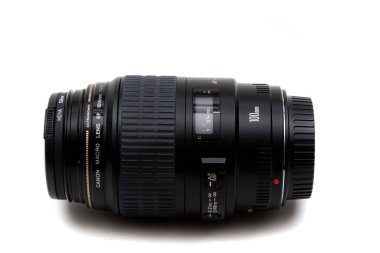 Londra, Birleşik Krallık, 21 Eylül 2020 - Bir Canon 100 mm f2.8 USM Macro Lens beyaz arka planda izole edildi