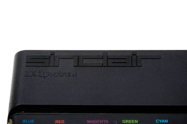 英国伦敦 2020年9月21日 一台复古的Sinclair Spectrum 48K家用计算机在白色背景下被隔离 — 图库照片