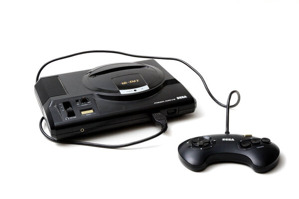 Лондон, Великобритания, 21 сентября 2020: - 16-битная игровая консоль Sega Mega Drive и контроллер на белом фоне