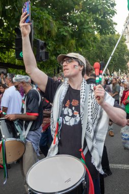 Londra, Birleşik Krallık, 6 Eylül 2025 - Parilament Meydanı 'nda Pro Filistin Protestocuları, bir protestocu cep telefonunu bir tutuklama görüntüsü için tutuyor