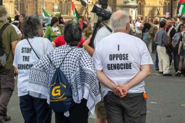 Londra, Birleşik Krallık, 6 Eylül 2025 - Parilament Meydanı 'nda Filistin yanlısı protestocular, soykırıma karşı tişört giyiyorlar