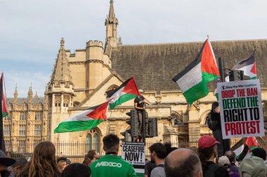 Londra, Birleşik Krallık, 6 Eylül 2025 - Parilament Meydanı 'ndaki Pro Filistin Protestocuları, genç bir protestocu Filistin bayrağıyla trafik ışığına tırmandı