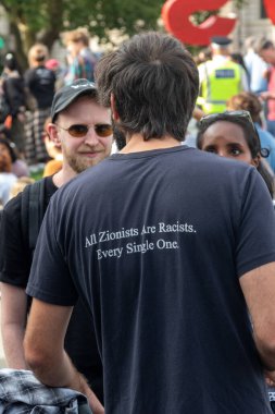 Londra, Birleşik Krallık, 6 Eylül 2025 - Parilament Meydanı 'ndaki Filistin yanlısı Protestocular, tüm Siyonistlerin ırkçı olduğunu söyleyen bir tişört