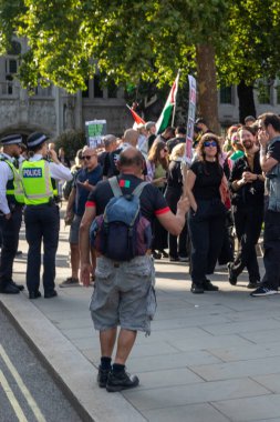 Londra, Birleşik Krallık, 6 Eylül 2025: - Parilament Meydanı 'nda Pro Filistin Protestocuları, parlamentoda dans eden bir adam