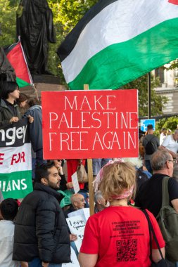 Londra, Birleşik Krallık, 6 Eylül 2025 - Parilament Meydanı 'ndaki Pro Filistin Protestocuları, Filistin' i yeniden özgür kılmak için bir işaret
