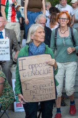 Londra, Birleşik Krallık, 6 Eylül 2025 - Parilament Meydanı 'ndaki Pro Filistin Protestocuları 